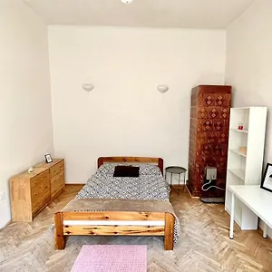 nice-bedroom-near-the-bus-and-train-station.krakowhotelspoland.com/